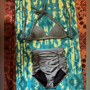 Vintage style high waisted bikini. 👙